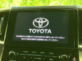 使いやすいインターフェースで、快適なドライブをサポート。目的地設定や音楽再生もスムーズに行えます。