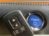 【スマートキー】カバンやポケットに入れたままでもドアの施錠・解錠が可能なスマートキーを装備。エンジンのオン・オフ時もカギを取り出す必要が無いからとっても便利です♪