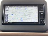 見やすい地図表示で、目的地へのナビゲーションをスムーズに。渋滞情報もリアルタイムで確認でき、効率的なルート選択を支援します。