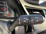 操作しやすい位置に配置されたウインカーレバーです。スムーズな操作で、安全な車線変更をサポートします。
