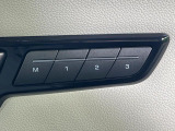 ボタン一つで自分好みの運転位置を一瞬で再現します!シートや鏡の位置を記憶できるので、家族で運転を交代してもすぐにベストな姿勢に戻せます。細かく電動調節でき、長距離ドライブでも疲れず快適です。
