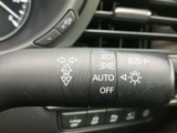 操作しやすいウインカーレバーで、安全な車線変更をサポート。直感的に操作できるため、運転に集中できます。