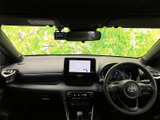 運転席からの視界は広く、運転操作もスムーズに行えます。快適なドライブをサポートする空間です。