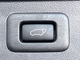 【パワーバックドア】スマートキーや運転席のボタンを押すだけでリアゲートが自動で開閉します!荷物を持っている時や、高い位置にあるバックドアを閉める際に便利な機能です♪