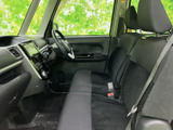 シンプルで機能的なドライバーシート。操作しやすい配置で、集中して運転できます。快適な運転環境を提供します。
