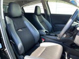 運転席まわりには十分なスペースがあり、大柄な方でもゆったり運転していただける環境です。