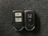 【スマートキー】持っているだけでエンジン始動や、ドアロックの開閉まで可能な便利なスマートキーを装備しています。イモビライザーでセキュリティー対策もOKです!