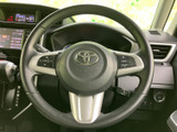 握りやすい形状で、運転操作を快適にサポートします。長時間の運転でも疲れにくいでしょう。