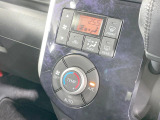 【オートエアコン】一度お好みの温度に設定すれば、車内の温度を検知し風量や温度を自動で調整。暑い&hellip;寒い&hellip;と何度もスイッチ操作をする必要はありません。快適な車内空間には必須の機能ですね♪