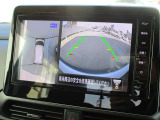 自車を真上から見下ろすように映し出すので周囲の状況が分かるアラウンドビューモニター搭載。フロントカメラとしても使用できます。車庫入れなど苦手な人の頼りになる助っ人です。