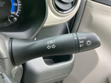 操作しやすいウインカーレバーで、安全な車線変更をサポート。スムーズな操作感で、運転の信頼性を高めます。