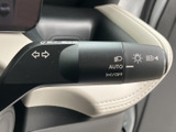 操作しやすいウインカーレバーは、安全な車線変更をサポートします。スムーズな操作感で、運転のしやすさを追求しました。