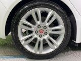 大径サイズならではの迫力と美しさを放つホイールです!ランドローバー専用に開発され、大きな車体と調和する洗練されたデザインが魅力。走行安定性が向上し、走りの質もさらに高まります。