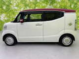 スタイリッシュなサイドシルエットが特徴的です。車体のラインが美しく、洗練された印象を与えます。日常使いにも最適なコンパクトなサイズ感です。