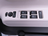運転席側には 集中スイッチ(全ドアを操作するスイッチ) があり、運転席から乗員全員分の窓をコントロールできます。