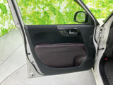 運転席周りの空間は広々としており、快適なドライビングポジションを確保できます。操作に必要なスイッチ類もアクセスしやすい配置です。