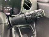 操作しやすい位置に配置されたウインカーレバー。スムーズな操作で、安全な車線変更をサポートします。快適なドライビングに貢献します。