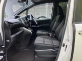 運転に必要な情報が視認しやすいインストルメントパネルです。操作性も考慮された配置で、運転に集中できます。快適な運転体験を。