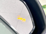 【ブラインドスポットモニター】走行中、ドアミラーの死角になりやすい箇所に後続車が接近するとサイドミラーのレンズに警告を表示!ドライバーに注意喚起をしてくれます。