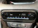 【オートエアコン】一度お好みの温度に設定すれば、車内の温度を検知し風量や温度を自動で調整。暑い&hellip;寒い&hellip;と何度もスイッチ操作をする必要はありません。快適な車内空間には必須の機能ですね♪