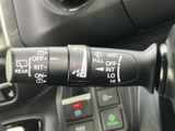 雨天時でもクリアな視界を確保できるワイパーレバー。運転状況に合わせて、最適な設定に調整可能です。