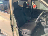 運転席、助手席です。座面も広くゆったりと座れてアームレストも付いているので重宝します。