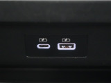 充電用USB端子付き。スマートフォン等の充電に便利です。