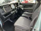 運転席はシンプルで機能的なデザイン。操作しやすい配置で、運転に集中できます。快適なドライビングをサポートします。