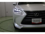 切れ長のデザインが人気のL字型三眼式ヘッドライトは環境に優しく経済的なLED。周囲の明るさを感知して自動で点灯・消灯するオートライト搭載。自動で点灯してくれるので夕暮れ時の安全が向上されます。