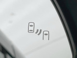 【ブラインドスポットモニター】走行中、ドアミラーの死角になりやすい箇所に後続車が接近するとサイドミラーのレンズに警告を表示!ドライバーに注意喚起をしてくれます。