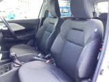 セミバケットタイプでホールド感あるフロントシート。運転席と助手席にシートヒーターが付いています。