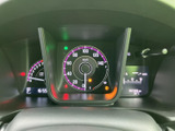 視認性の高いメーターで、運転に必要な情報を一目で確認できます。運転席をスタイリッシュに演出する、洗練されたデザインも魅力です。直感的な操作性も実現しています。