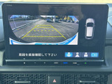 狭い場所でも安心。後方の状況を画面で確認できるので、安全な駐車をサポートします。ガイドライン表示で、スムーズなバック操作を支援します。