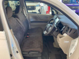 運転席のシートの高さを調節できるシートリフター機能が備わっています。身長の低い女性や広い視野を確保したい場合に役立ちます!車は一人一人の大切な空間!快適で、かつ安全なドライブを楽しみたいですね♪