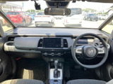 広々とした室内空間が、ドライバーに快適な運転環境を提供します。操作しやすい配置なので、運転に集中できます。