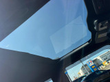 【ガラスルーフ】ガラスルーフ搭載で車内の解放感が一気にアップ!開放的なドライブをお楽しみいただけます。