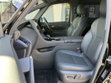 運転席からの視界は広く、運転操作もスムーズ。快適なドライビングをサポートする機能的な空間です。安全運転をサポートします。