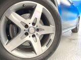 ●純正18インチアルミホイール:輸入車ならではの卓越した走りを支えるホイールと足回りです!日本車の走りに慣れている方にもぜひ体感して頂きたいほど、高いレベルでまとまっています!