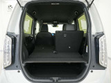 2列目シートは左右独立で倒すことができます。3人乗車状態でより多くの荷物を積むことができます。
