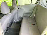 後部座席も十分な広さを確保。お子様連れや、荷物を積む際にも便利です。快適な移動をサポートします。