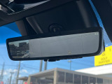 【デジタルインナーミラー】後席の大きな荷物や同乗者で後方が確認しづらい時でも安心!カメラが撮影した車両後方の映像をルームミラー内に表示。クリアな視界で状況の確認が可能です!
