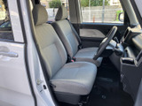 座面が広く、ゆったりと座れる運転席。長距離運転でも疲れにくいでしょう。視界も良好です。
