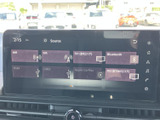 お気に入りの音楽を車内で楽しめます。直感的な操作で、様々なソースを簡単に選択できます。快適なドライブのお供に最適です。