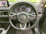 握りやすい形状で、運転操作をスムーズに。オーディオやハンズフリー通話など、便利な機能も搭載。快適なドライビングをサポートします。