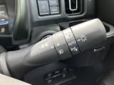 操作しやすい位置に配置されたウインカーレバー。直感的に操作でき、安全な車線変更をサポートします。ヘッドライトの操作も可能です。