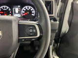 【レーダークルーズコントロール(全車速追従機能付】車内前方に装備されたカメラで先行車を認識し、車速に応じた車間距離を保ちながら追従走行を支援します。