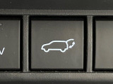 【パワーバックドア】スマートキーや運転席のボタンを押すだけでリアゲートが自動で開閉します!荷物を持っている時や、高い位置にあるバックドアを閉める際に便利な機能です♪