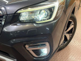 【LEDヘッドライト】悪天候や夜間走行時も良好な視界を確保し安心して運転できる高輝度LEDヘッドライトを装備!点灯速度が早く、消費電力も抑えられています。