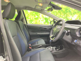 運転席は、包み込まれるような座り心地。操作しやすい配置で、快適なドライビングをサポートします。広々とした空間です。