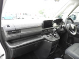 ★助手席周辺★ダッシュボードには豊富な収納BOXがあり、いつもすっきりとした車内!ほしい場所にちょうど良い収納を備えています。大きなフロントガラスによって見晴らしも良く快適な座り心地となっております!